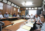 町会や自治会の会合を利用した耐震補強の進め方の説明の写真