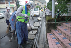 側溝の汚泥の除去　（提供）福島市