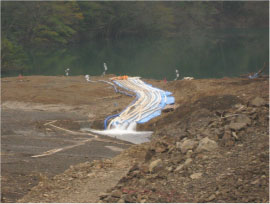 河道閉塞の決壊を防止するための緊急排水作業
