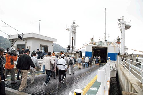 大分県への海路避難のために乗船する住民（愛媛県三崎港）