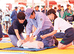 AEDを用いた応急救護訓練に参加する安倍内閣総理大臣