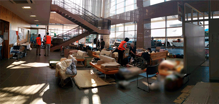被災者が避難した益城町保健福祉センターのロビーの様子（平成28年4月29日）