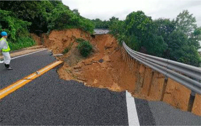 広島県安芸郡坂町（さかちょう）（水尻地区）の道路の陥没被害（広島呉道路）