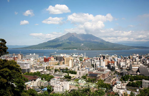 鹿児島市城山展望所から眺めた桜島（撮影：プロダクションビコーズ）