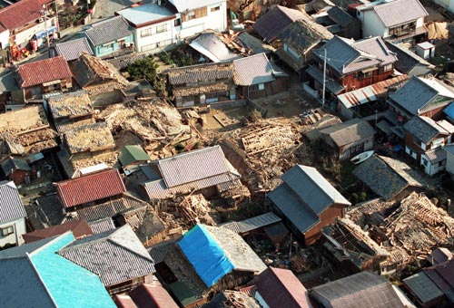 1995年1月17日に起きた阪神・淡路大震災で、倒壊した民家