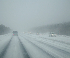 視程障害が起きやすい吹雪の中の運転