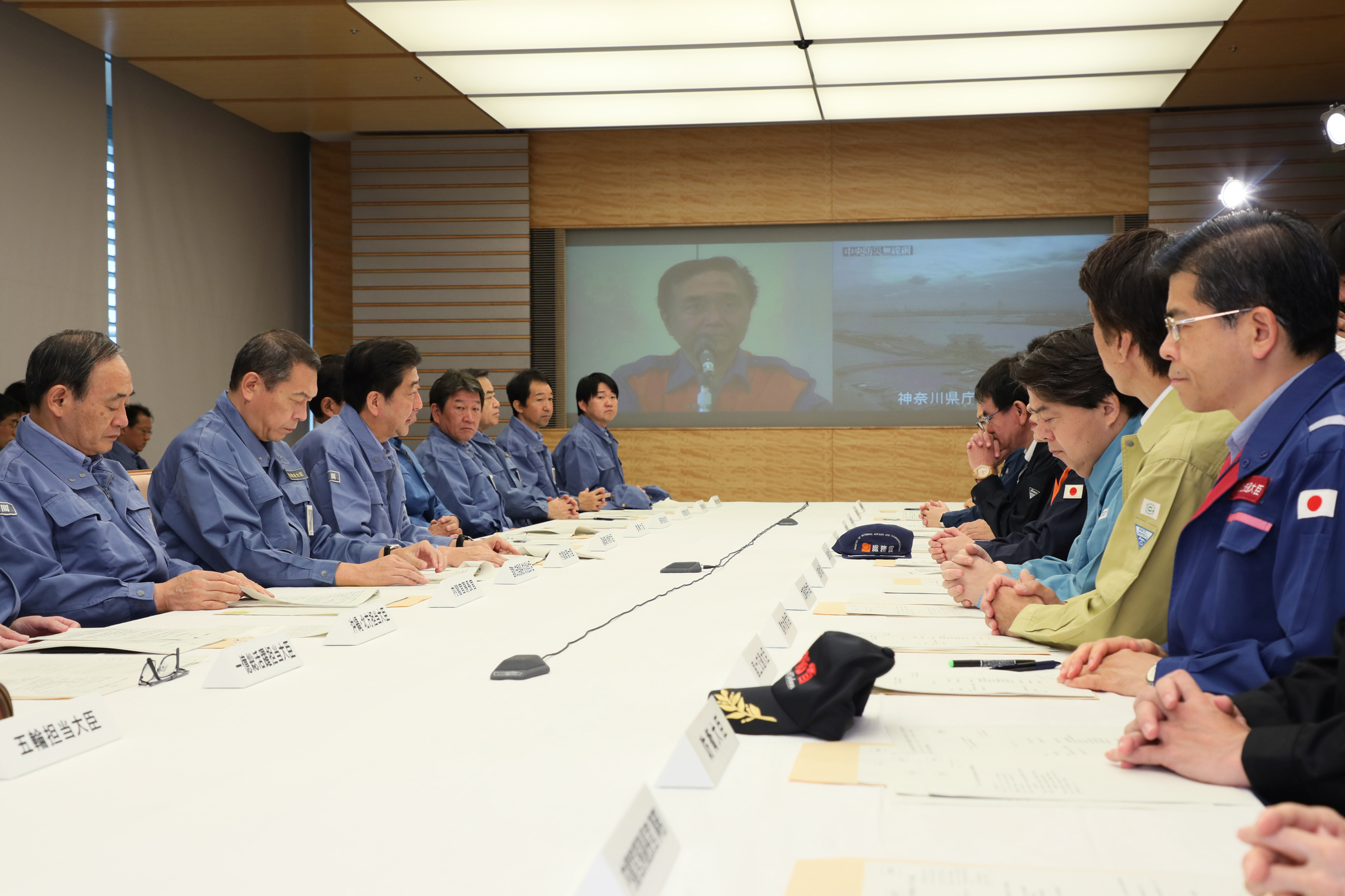 緊急災害対策本部会議における神奈川県知事とのテレビ会議の様子（内閣広報室提供）