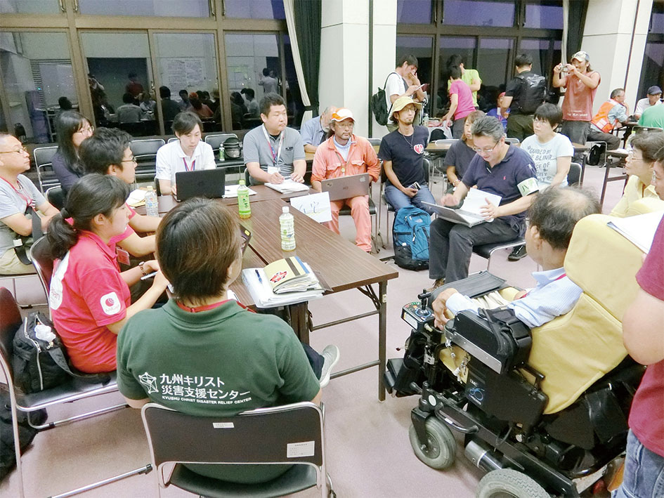 避難所支援を行う支援団体等による会議の様子（7月）（写真提供：JVOAD）
