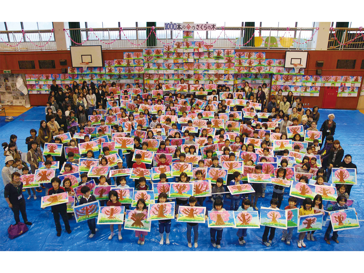 東日本大震災発生の翌日3月12日から取り組んだ「1,000本の命のサクラプロジェクト」。子供たちが祈りを込めて描いた1,000本の桜はおよそ1カ月で完成した。
