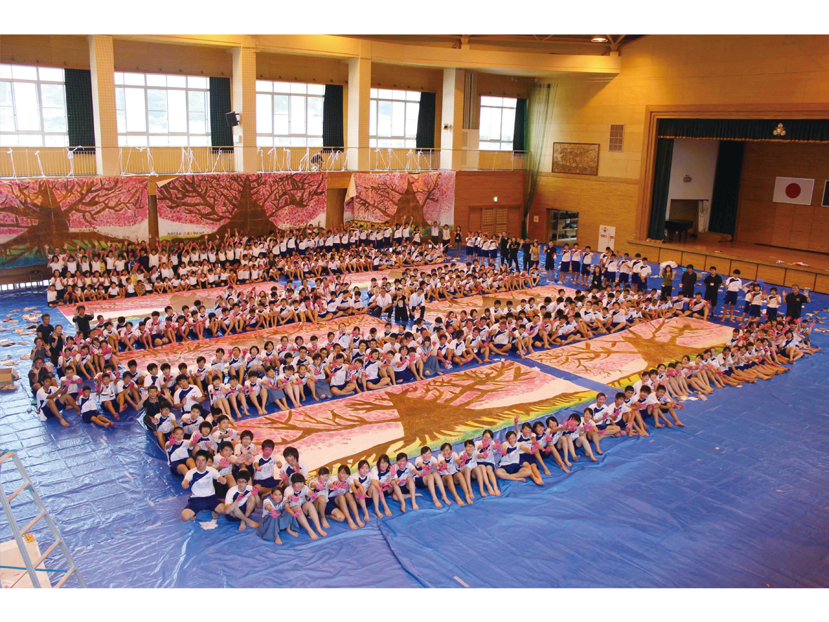 熊本支援活動での「命の一本桜」プロジェクト。震災の影響で御船中学校に間借りして学校生活を送る瀬尾小学校の子供たちと、御船中学校全校生徒による約460名での合同授業となった。