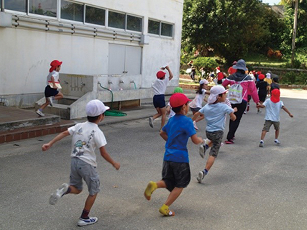 小学生の津波避難訓練（沖縄県うるま市）