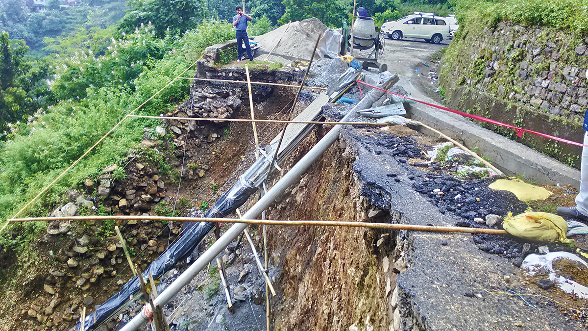 西ベンガル州ティンダリア付近で発生した道路斜面崩壊の様子（画像：筆者撮影）