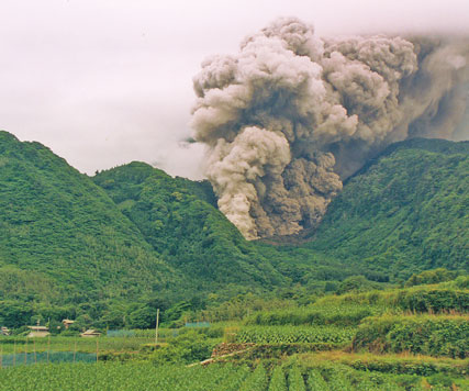 平成3年5月、雲仙・普賢岳の溶岩ドームの崩壊で発生した火砕流。