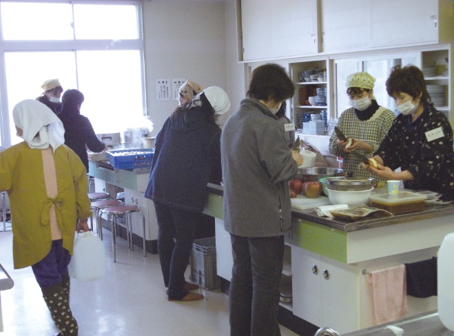 調理室で、避難した人に食事をつくる住民たち（気仙沼市松岩公民館）