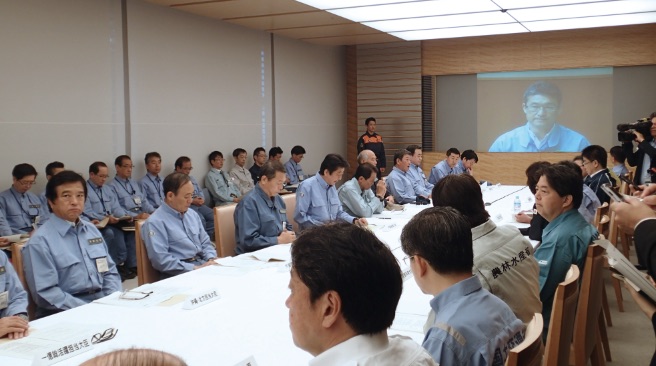 緊急災害対策本部会議における宮崎県知事とのテレビ会議の様子
