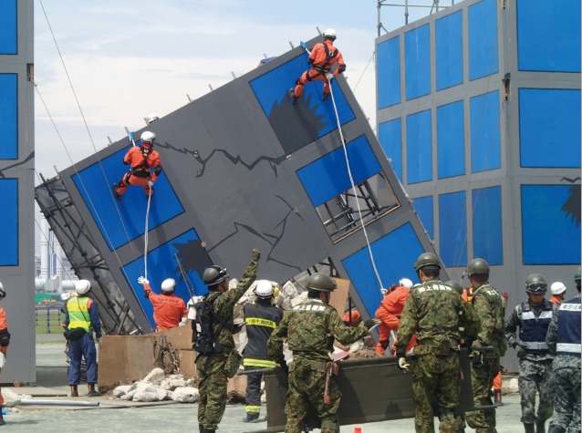 川崎市川崎区で開催された九都県市合同防災訓練で行われた救助救出訓練 