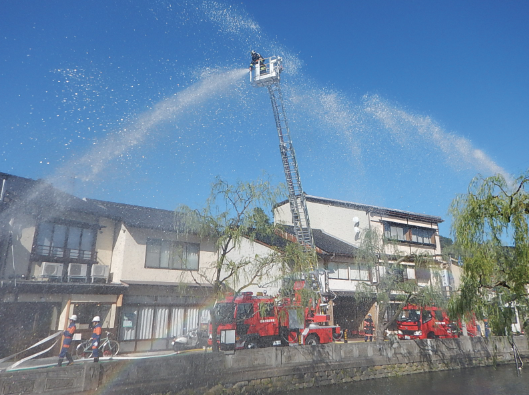 城崎温泉では消防署と消防団が協力し、定期的に消防訓練が行われています。
