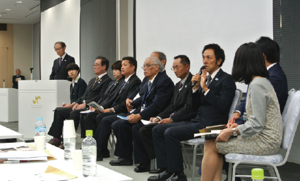 津波に備えた地区防災計画の作成に取り組む6 つの地区の代表者が参加して行われた意見交換