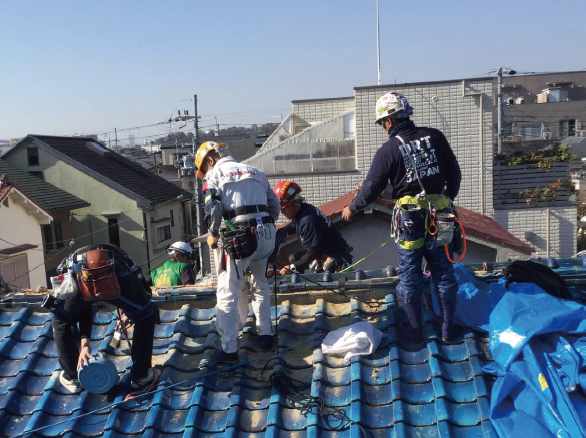 大阪北部地震でのブルーシート張りの様子　©DRT JAPAN
