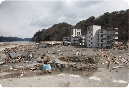 津波の被害を受けた釜石東中学校（写真：いわて震災津波アーカイブ/提供者：釜石市、平成23年3月23日撮影）