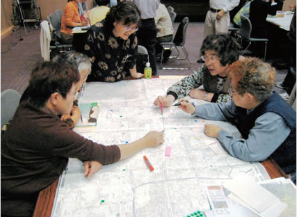 ぼうさいカフェin きょうと 自宅周辺の地図をみならがご近所の方と図上訓練の写真