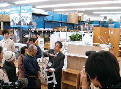 ぼうさいカフェin にいがた ホームセンターを歩きながら家具の耐震補強を説明の写真