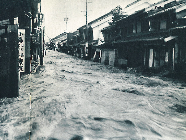 写真１ 伊勢湾台風の被害状況，宮城沖地震の被害状況　三重県資料