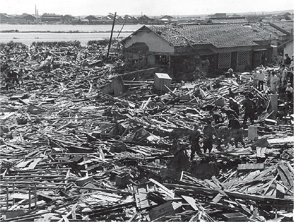 写真１ 伊勢湾台風の被害状況，宮城沖地震の被害状況　愛知県資料