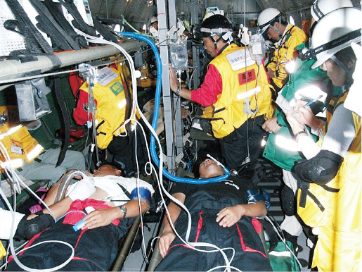自衛隊機内で訓練するDMAT　平成２０年９月１日広域医療搬送実動訓練
