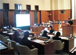 町議事堂における模擬議会の写真