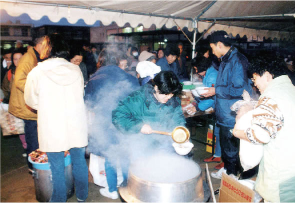 写真１ 阪神・淡路大震災のボランティア　1（写真提供：阪神・淡路大震災記念人と防災未来センター）