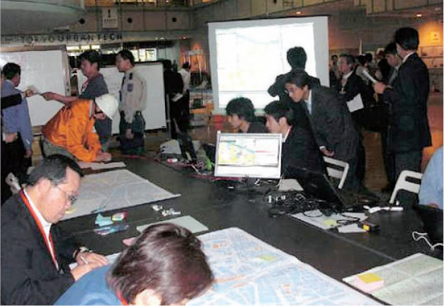 工学院大に設置された新宿西口現地本部における情報共有訓練（写真提供：工学院大学）
