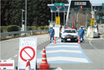 東北自動車道矢板IC での流入規制　提供：警察庁