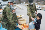 自衛隊による物資配給（岩手県大槌町）