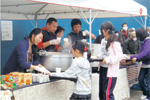 ボランティアによる炊き出し支援　写真提供：特定非営利活動法人ADRA Japan