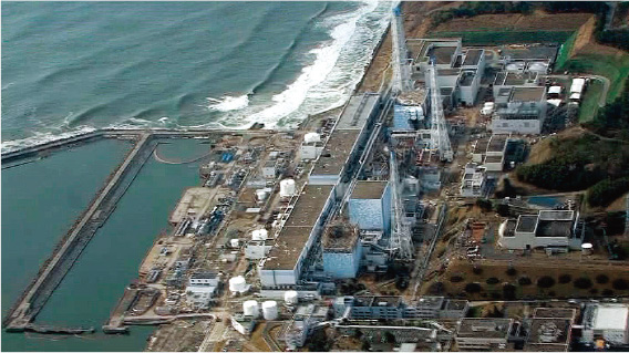 事故が発生した東京電力福島第一原子力発電所の様子（４月２６日，３号機）提供元：陸上自衛隊