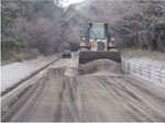 道路の降灰除去作業の写真