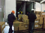 民間物流事業者の協力による支援物資搬入作業の様子の写真