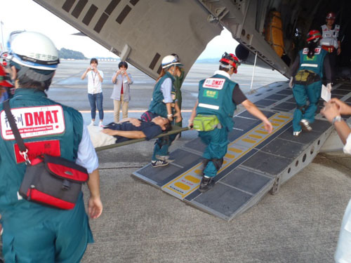 自衛隊機へ患者を搬送するDMAT （平成24年9月1日広域医療搬送実動訓練）