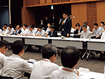 第1回官民連携意見交換会で開会の挨拶を行う松本内閣府大臣政務官（当時）
