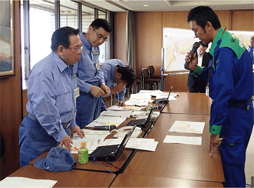 報告を受ける酒井内閣府大臣政務官（中部現地対策本部運営訓練）