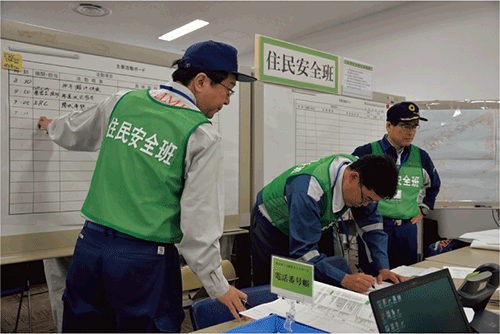 参集した要員による情報収集活動（愛媛県オフサイトセンター）