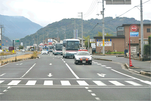 愛媛県警の先導によりバスで避難所に向けて移動する住民（国道378号）