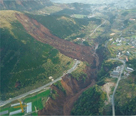 阿蘇大橋地区における斜面崩壊の様子