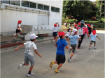 小学生による津波避難訓練（沖縄県うるま市）