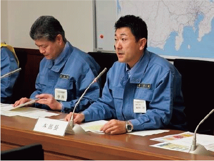 東京緊急災害現地対策本部長として指揮するあかま内閣府副大臣