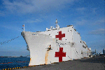東京港に停泊する米国海軍病院船マーシー