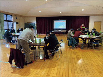 島根県美郷町における地区防災計画作成支援研修のワークショップの様子（内閣府資料）