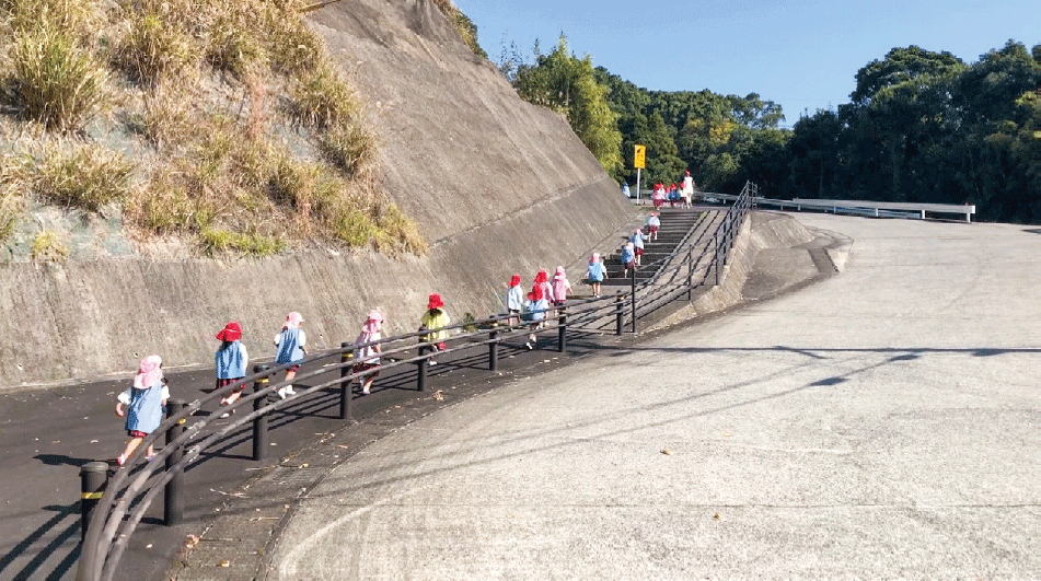 高台への避難訓練（鹿児島県志布志市）