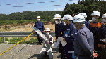 二之湯内閣府特命担当大臣（防災）（当時）による山形県の被災現場の視察（内閣府資料）